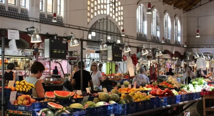 La junta del Mercat Municipal proposa reubicar les parades a la part davantera de l'edifici