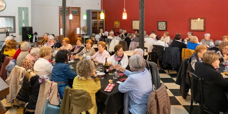 El Grup Cultural Mestresses de Casa celebra el tradicional dinar del Dia de la Dona