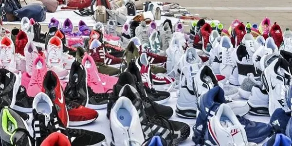 La Policia decomissa 2.400 articles falsificats del mercadet d’artesans de Roda de Berà