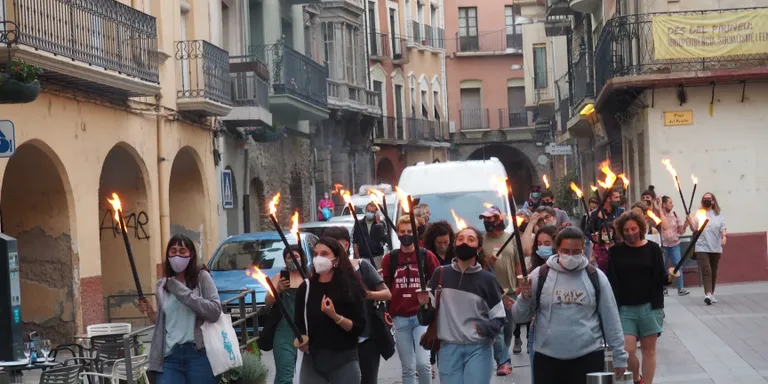 Marxa de torxes a la Seu d'Urgell contra la violència envers les dones