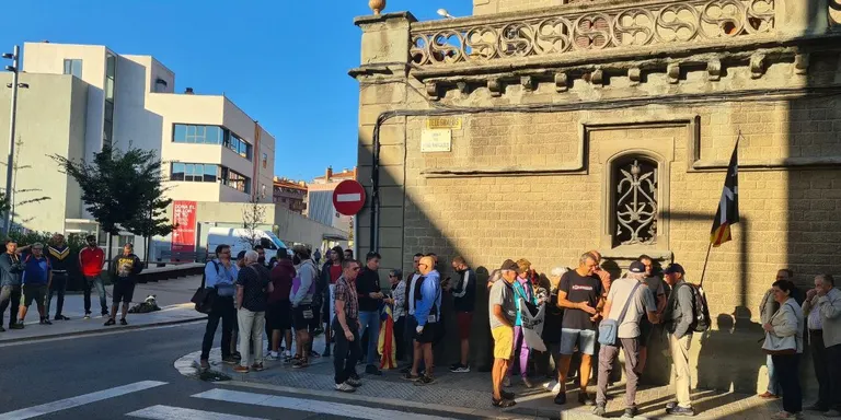 Multen amb 150 euros el jove independentista que va protestar contra el PP de Vic durant la campanya de les municipals