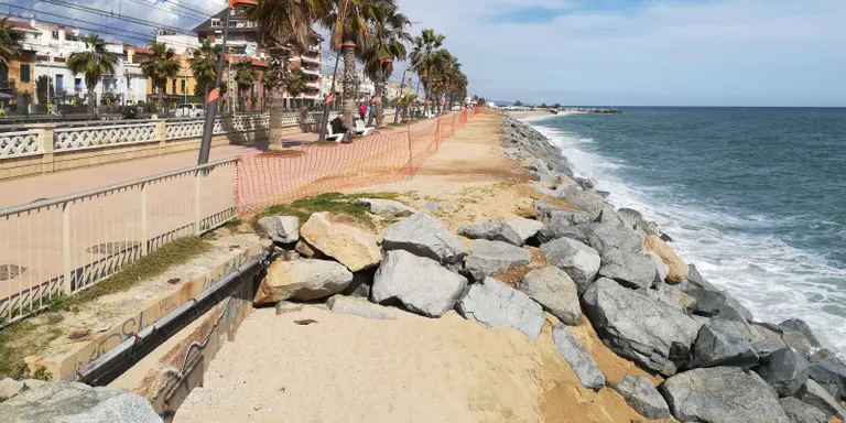 Tallat un tram de l’escullera malmès pel temporal marítim