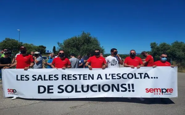 Treballadors del 112 escridassen al conseller d’Interior en la seva visita al centre