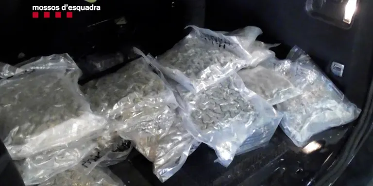 Els Mossos detenen a Pineda un home que traficava amb droga amagada al maleter del cotxe