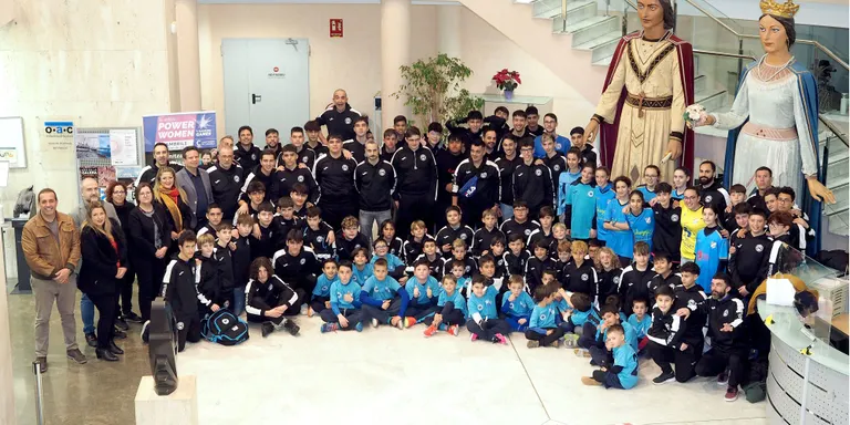 Més de cent jugadors del Club Futbol Sala Mediterrani participen a una recepció de l’Ajuntament