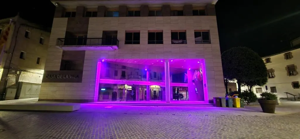 L’Ajuntament de Caldes il·lumina la façana de lila per sumar-se al Dia Internacional de la Prematuritat