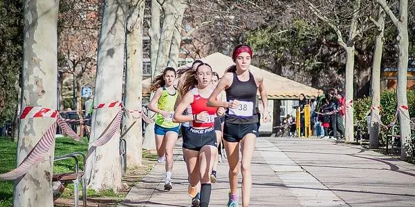 L’atleta Emma Vendrell s’imposa en la categoria Infantil del 13è Cros de l’Escola Pax de Tarragona