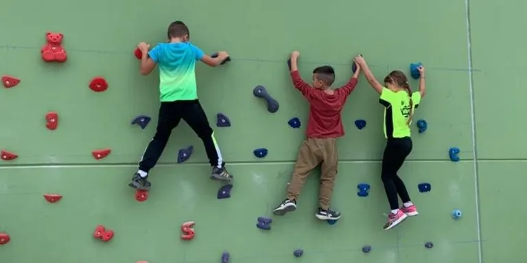 L'Escola La Creu estrena rocòdrom al pati del centre