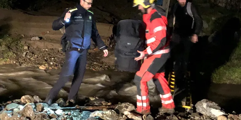 Bombers i Policia Local de Pineda rescaten un nadó d'un vehicle encallat a la Riera