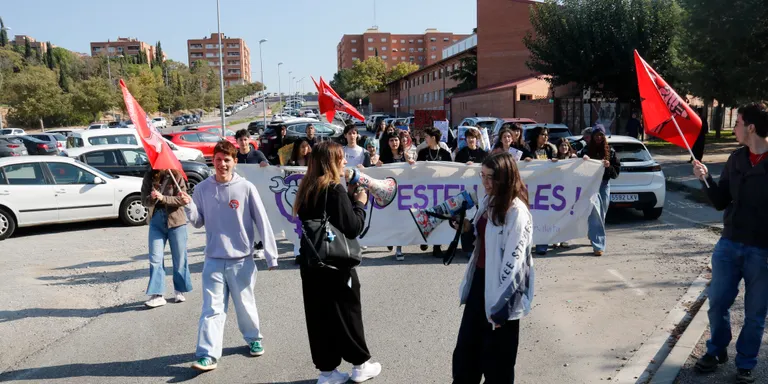 Alumnes de l'Institut Torre Vicens de Lleida exigeixen la inhabilitació d'un docent condemnat per besar una alumna sense el seu consentiment