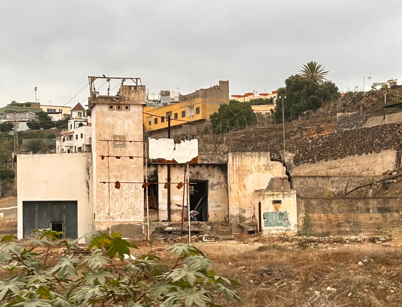 El pozo del miedo sigue abierto en La Rocha: denuncias, incendio y abandono en pleno corazón de Telde