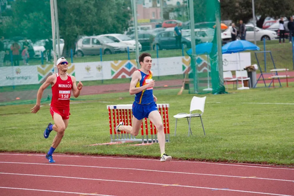 Pol Moya, a la cursa dels 800 metres llisos (Foto: GSSE Montenegro 2019)