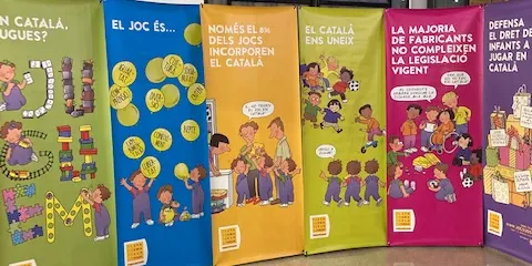 Una exposició al centre cívic i la biblioteca de Caldes convida a reflexionar sobre la importància que els infants puguin jugar en català