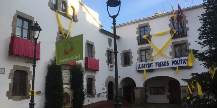 La Junta Electoral obliga l’Ajuntament d’Arenys a retirar les pancartes, cartells i banderes que demanen llibertat pels presos polítics
