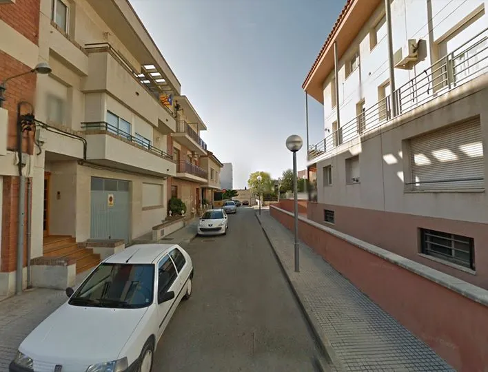 Obres de renovació a la vorera del carrer Apel·les Mestres