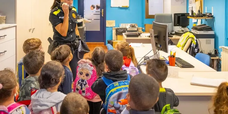 Els alumnes de P4 i P5 de l’Escola Centcelles visiten les instal·lacions de la Policia Local de Constantí