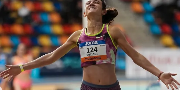 L'atleta arenyenca Marta Mitjans bat tres rècords de Catalunya i Espanya a la cursa de 800 metres