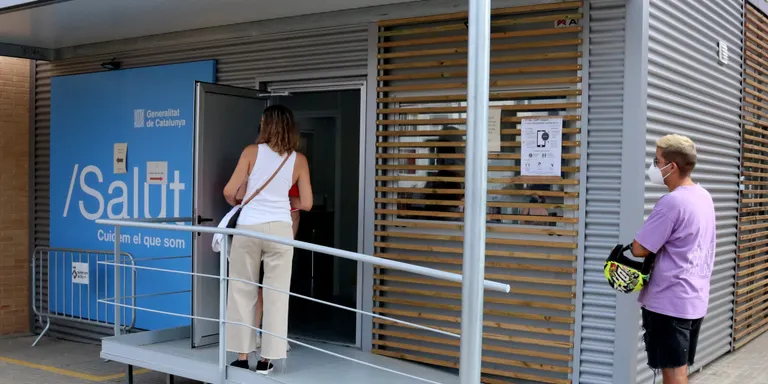 Salut declara 12 crítics més (588) i 43 hospitalitzats menys (2.037), amb 30 morts i 2.856 nous contagis