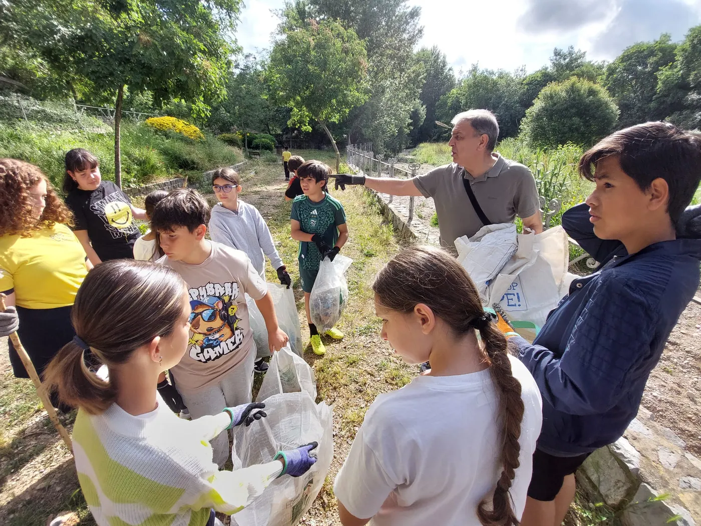 Escolars de Valls s'apunten a la iniciativa “Fem neteja als Torrents!