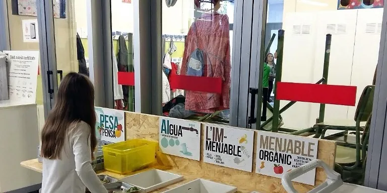 Una delegació europea visita l’escola Torre de la Llebre per conèixer el projecte ‘Pesa i Pensa’