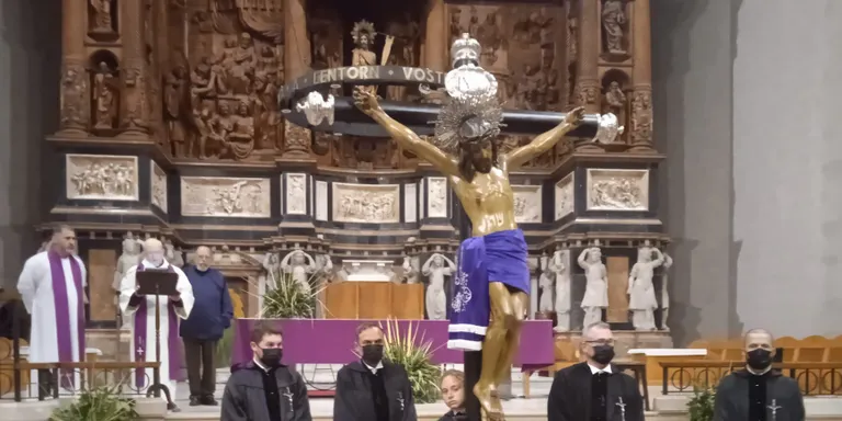 El Sant Crist de Sant Joan surt al carrer en el Via Crucis nocturn