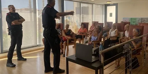 Els Mossos aconsellen als usuaris del Centre de Dia per a Gent Gran Marinada de Roda de Berà sobre com evitar robatoris i estafes
