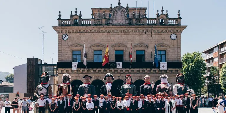 GIGANTES QUE NO SE RINDEN, IRUN CONSAGRA SU COMPARSA COMO PATRIMONIO CULTURAL