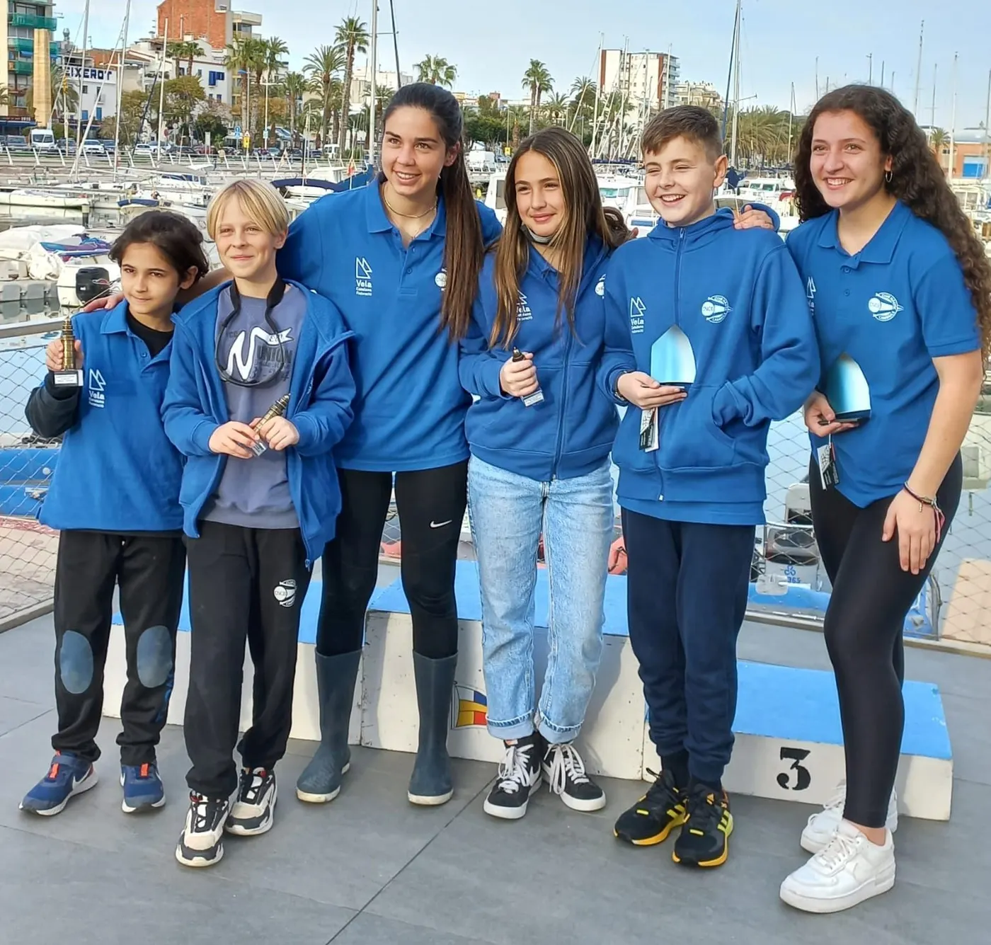 Els regatistes Luca Montiu i Andrea Dessard pugen al podi de la 2a Regata Llacuna de Vilanova