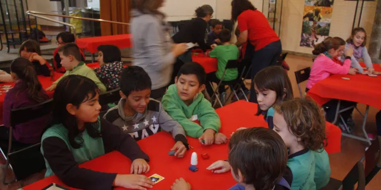 El primer Festival del Joc del Pirineu converteix la Sala de Sant Domènec en una gran ludoteca