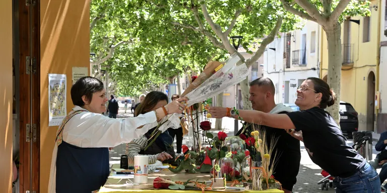 Sant Jordi torna amb força als carrers del Morell