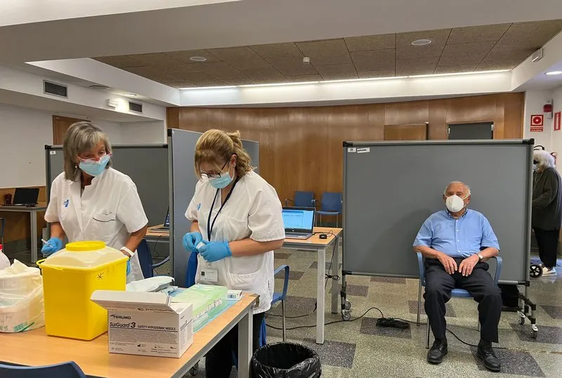 Majors de 60 anys, embarassades i col·lectius de risc ja poden demanar cita per a la quarta dosi de la vacuna de la Covid