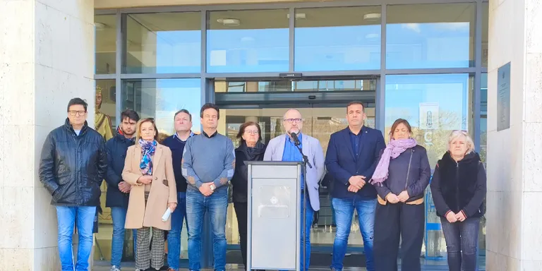 Cambrils fa un minut de silenci en memòria de les víctimes de l'11-M