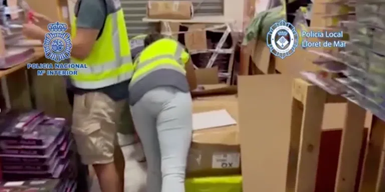 La policia desmantella un taller de joguines il·legal a Lloret, deté el responsable i comissa 90.000 articles falsos