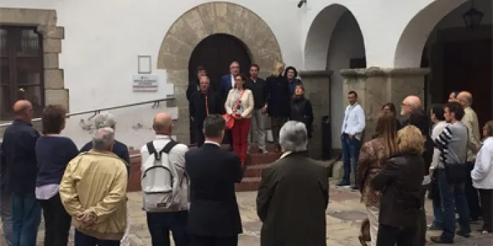 Una trentena d'arenyencs es concentren a la plaça de l’Ajuntament en donar suport a Forcadell i Simó