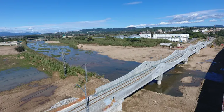 El 9 de desembre es restablirà el trànsit de trens entre Malgrat i Blanes amb el nou pont sobre la Tordera