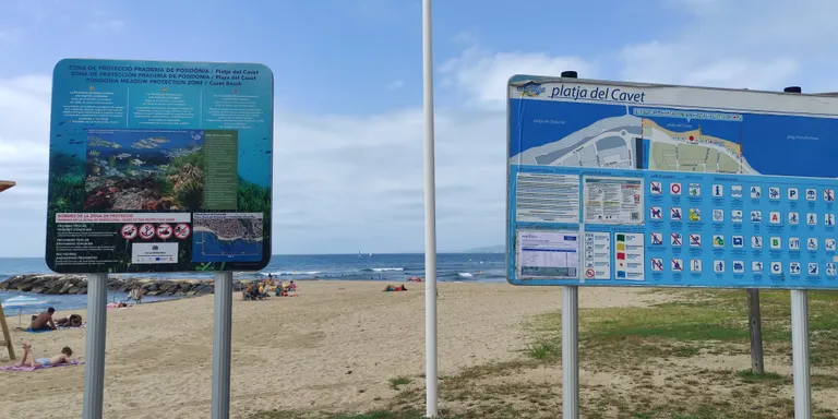 L’Ajuntament de Cambrils posa panells informatius per protegir la posidònia de la platja del Cavet