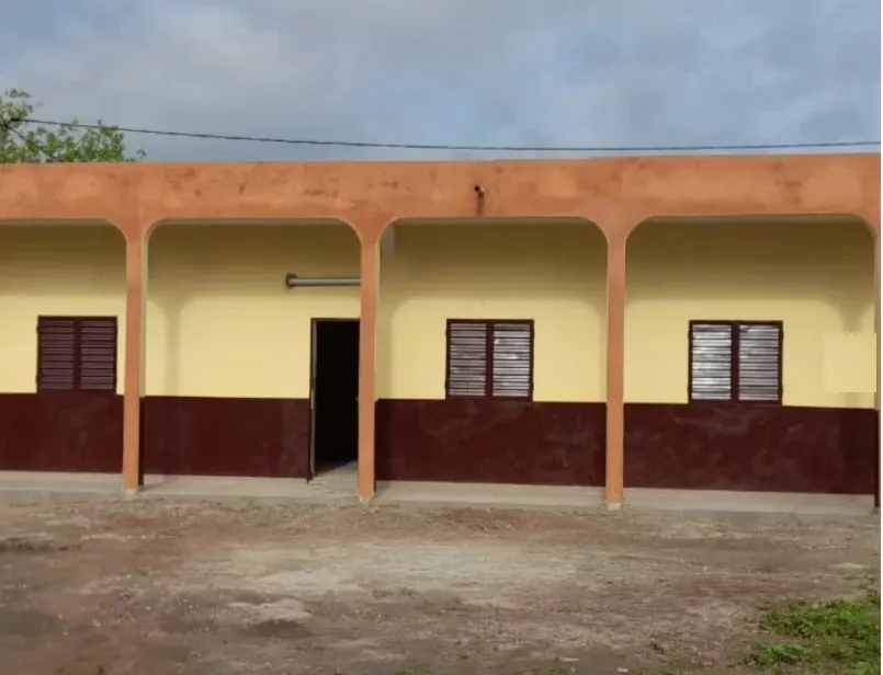 El centre sociocultural del Senegal que impulsen Caldes Solidària i l'Ajuntament ja té construïdes dues de les tres aules previstes