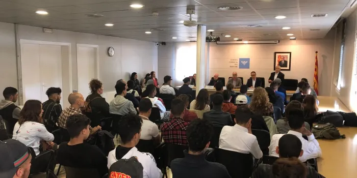 Dos menors immigrants del centre d’Arenys obtenen el certificat de curs de Llengua Catalana