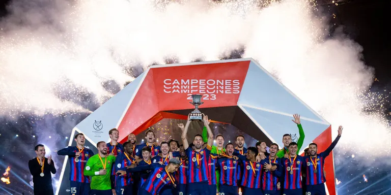 El Barça torna a aixecar un títol després d'un any i mig