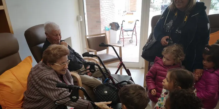 El programa “Cuidem els vincles”, que acosta infants amb avis i àvies, s’estrena amb un gran èxit