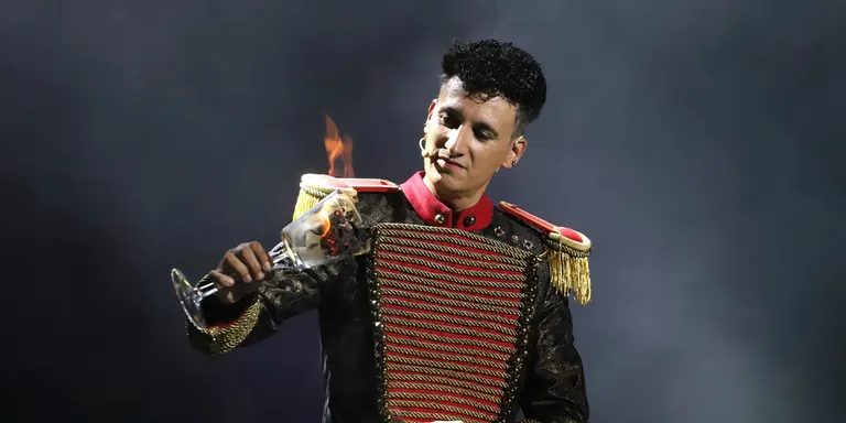 La màgia i l’humor del Mag Lari s’imposen a la pluja en un gran espectacle a Cambrils