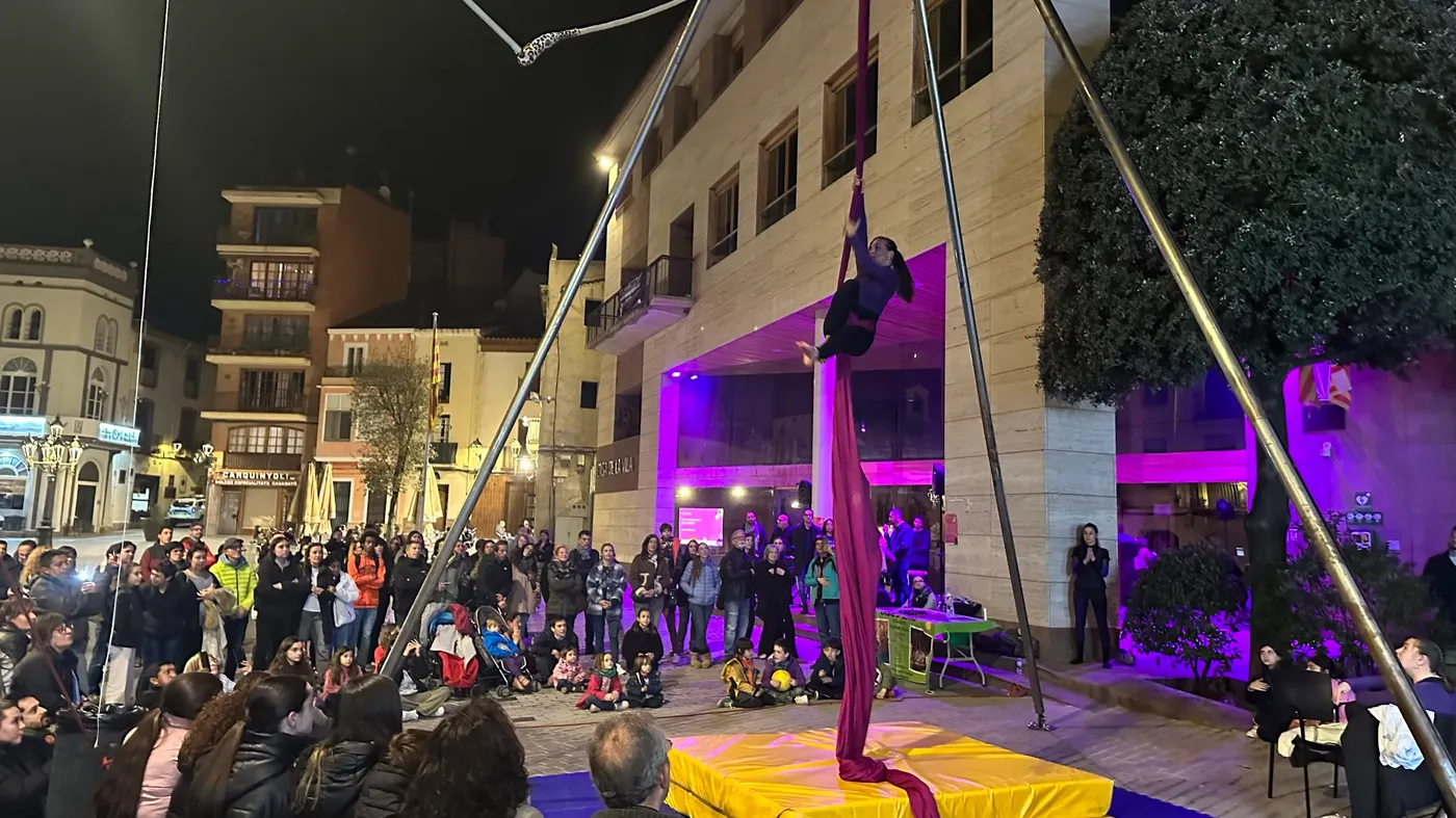 Un centenar de persones s’apleguen en l’acte central del 8-M a Caldes