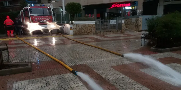 Els Bombers han d'extreure aigua de baixos i soterranis de primera línia de mar