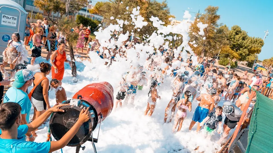 Passa de la calor amb la Festa de l'Escuma del Mini Beach Club