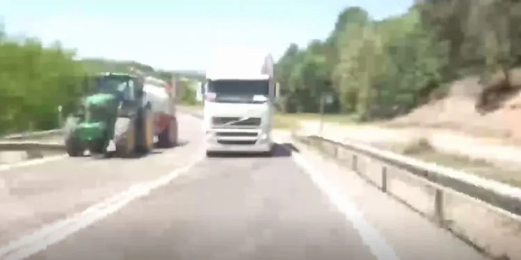Enxampen un camioner que va envair el carril contrari a Olost i va estar a punt de provocar un xoc frontal