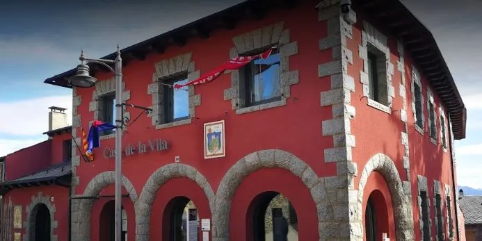 Llívia tanca l'edifici de l'ajuntament després que el seu alcalde, Elies Nova, hagi donat positiu de COVID-19