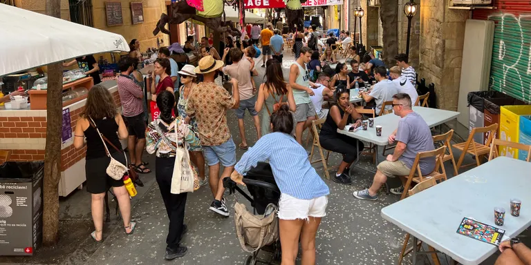 La Festa Major de Gràcia recupera la normalitat i les cues de gent: "Ens fa molta il·lusió però estem desentrenats"