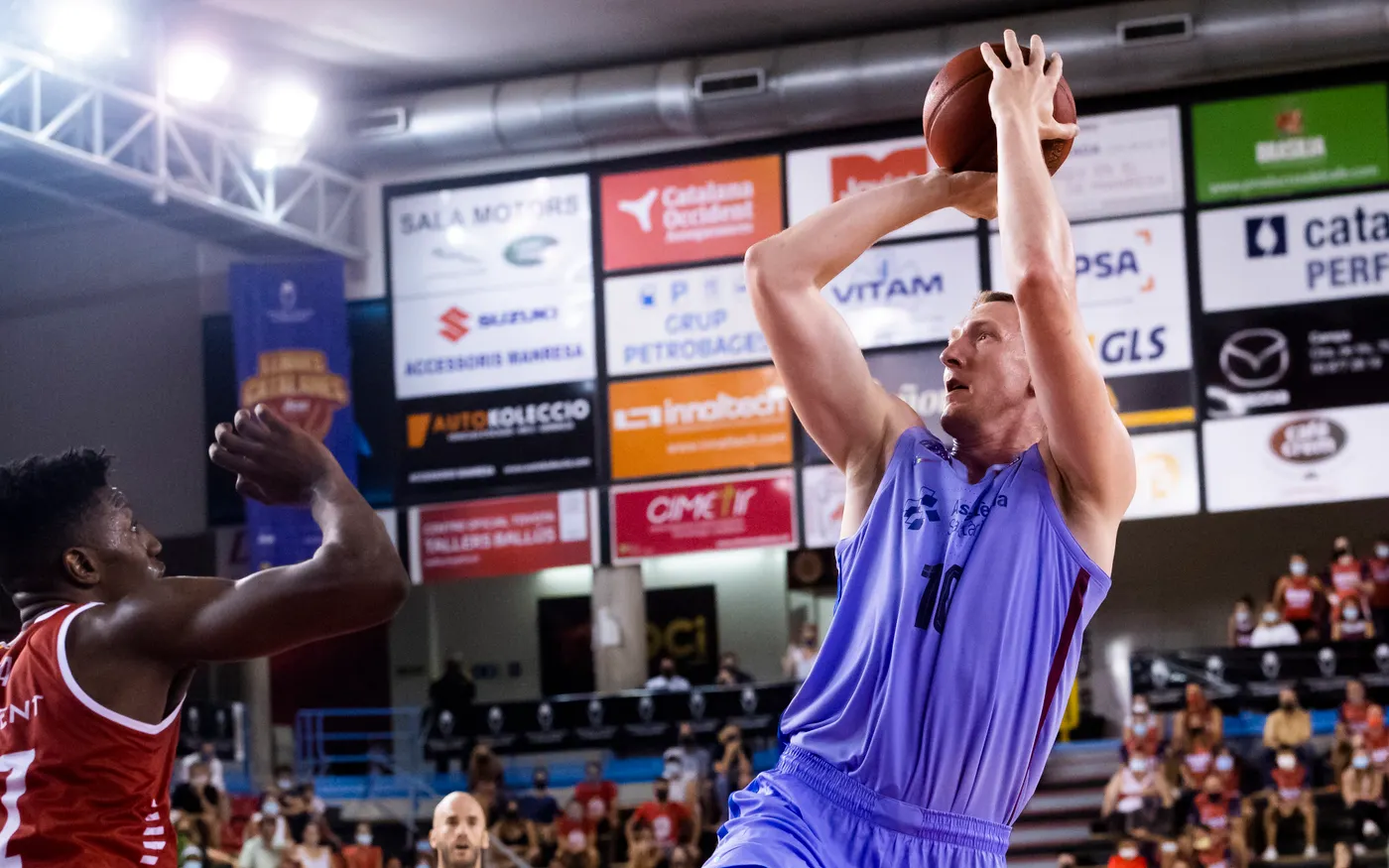 El BAXI Manresa supera el Barça (81-70) a la final de la Lliga Catalana