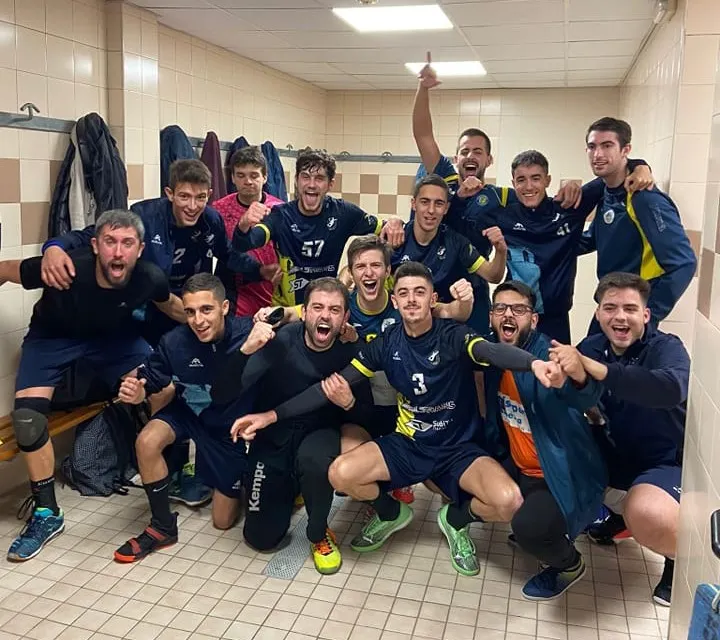 El Club Handbol Cambrils li pren el liderat a l’Esplugues amb un contundent triomf per 29-17