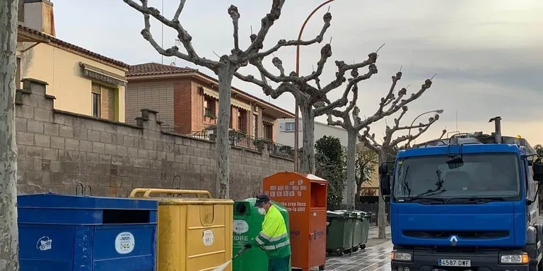 El Consell Comarcal desinfecta els contenidors de la brossa